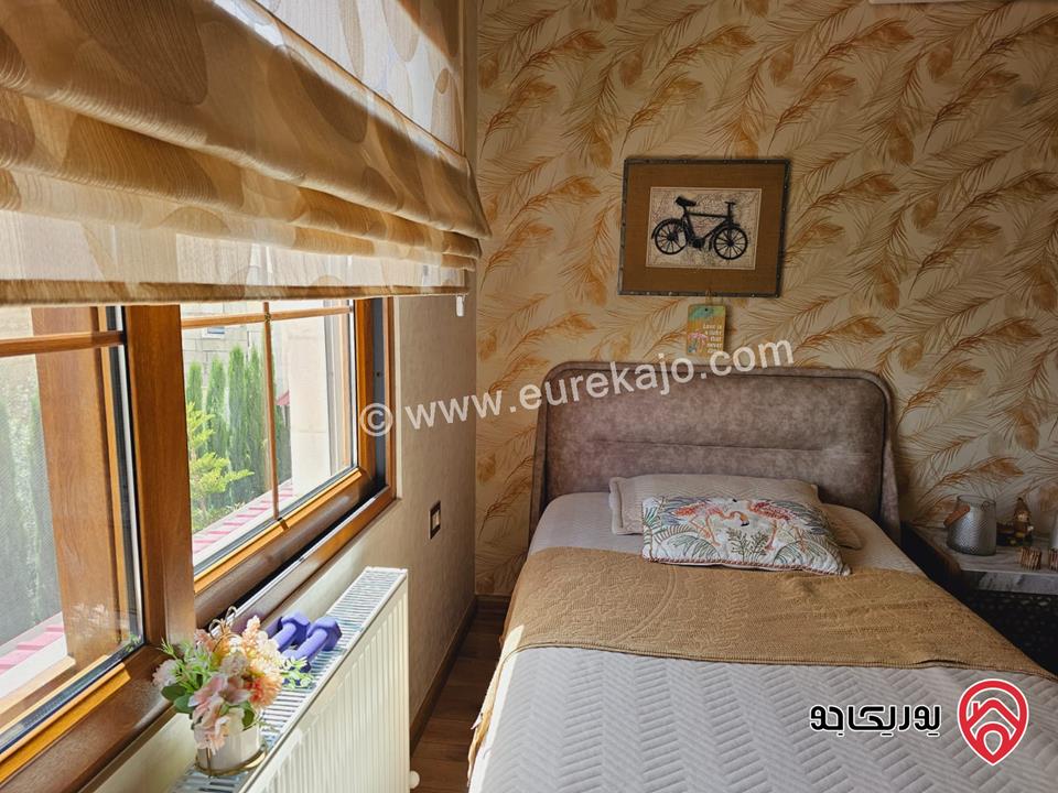 شقة سوبر ديلوكس مساحة 273م طابق أرضي مع مساحة خارجية 90م للبيع مفروشة في الجبيهة 