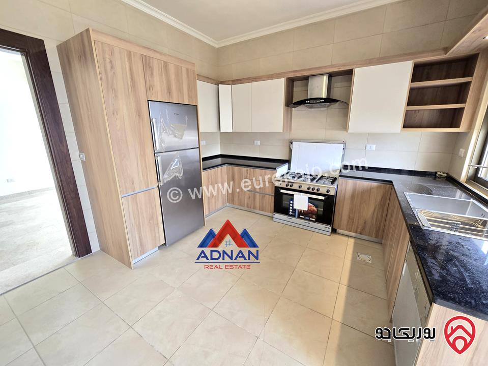 شقة طابق ثاني مساحة 180م فارغة جديدة للإيجار في عمان - أم أذينة