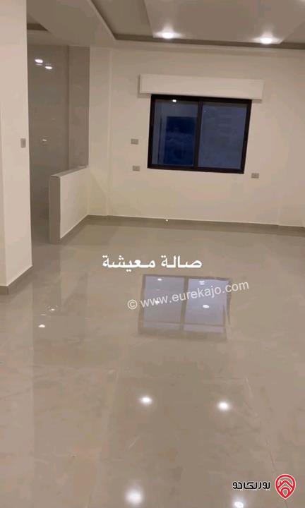 شقة طابق ثالث مع روف مساحة 255م للبيع في الزرقاء الجديدة البتراوي 