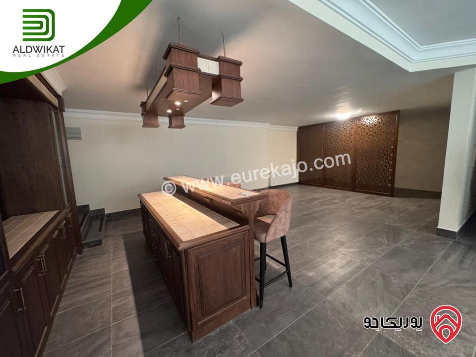 فيلا متلاصقة للبيع او للايجار في عبدون قرب الاسفاره الامريكيه مساحة الارض 500م ومساحة البناء 700م ومساحة الحديقة 200م موقع مميز واطلالة خلابة منطقة فلل واصل جميع الخدمات 