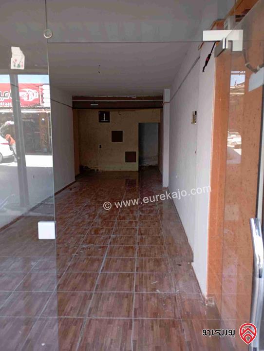 محل تجاري مساحته 55 متر مربع ـ أرضية سيراميك ـ يوجد حمام للبيع في اربد - مقابل مدارس دار العلوم 