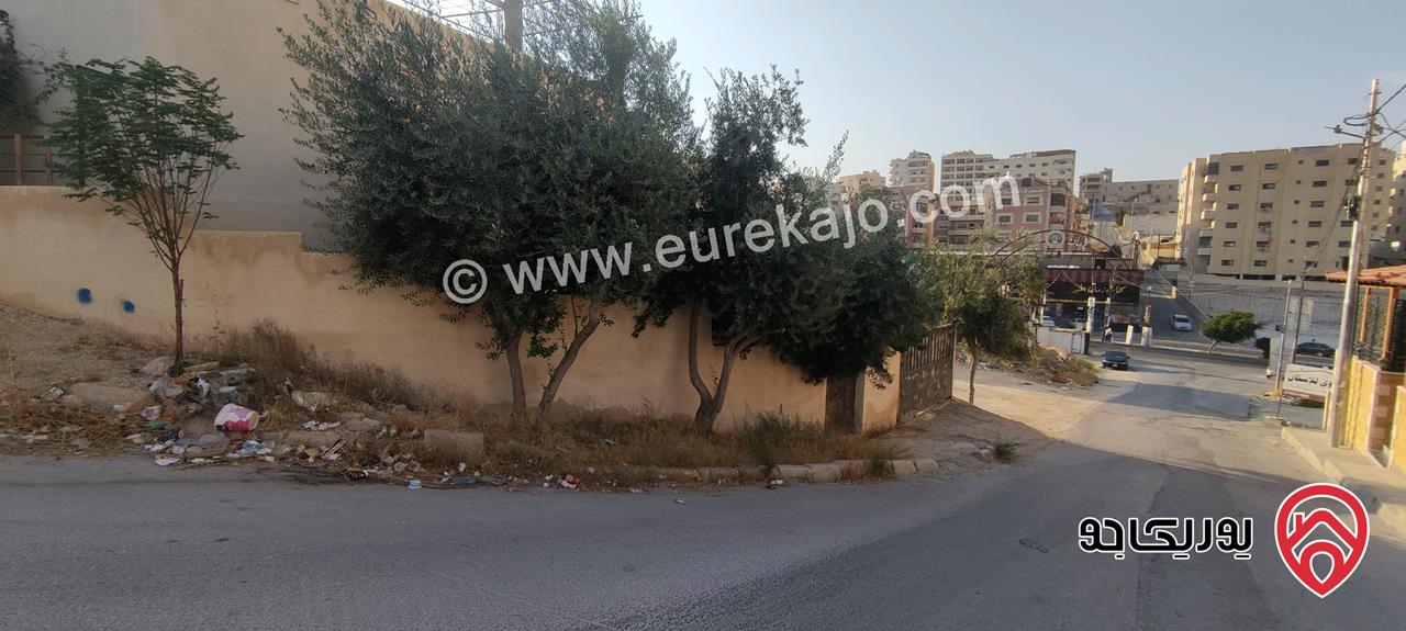 بيت طابقين مساحة 330م على أرض 380م للبيع في الزرقاء - شارع الكرامة
