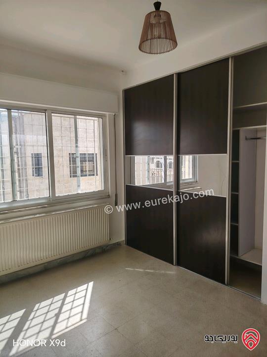 شقة طابق ثالث مساحة 165م للإبحار في عمان - ام السماق بالقرب من مكة مول 