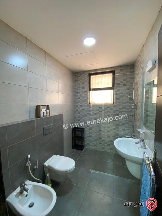 شقة طابق شبه ارضي مساحة 200م داخلي و 70م خارجي للبيع مفروشة في عمان - عبدون