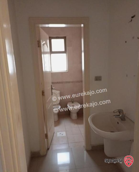 شقة طابق تسوية مساحة 221م بالاضافة الى ترس خارجي مساحة 80م للايجار في عمان - الرابية