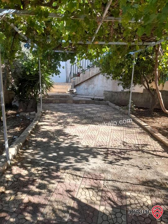 بيت مستقل مكون من تسوية وطابقين مساحة 228م على أرض 750م للبيع في السلط - بطنا