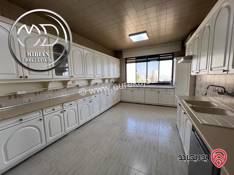 شقة طابقية فارغة للايجار في عمان - جبل عمان مساحة 320م طابق ثاني اطلالة جميلة تشطيبات سوبر ديلوكس