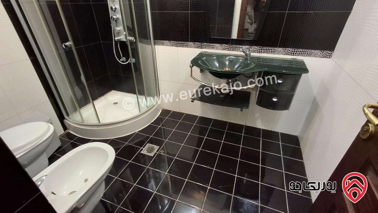 شقة فاخرة مفروشة طابق أخير مع روف مساحة 300م للايجار في عمان - الرابية