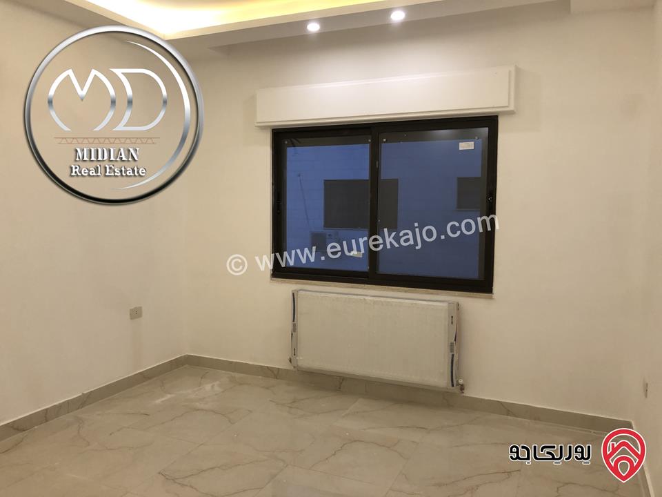 شقة شبه ارضي جديدة للبيع في عمان - ام السماق مساحة 200م مع ترس و حديقة 200م تشطيبات ديكورات سوبر ديلوكس بسعر مميز