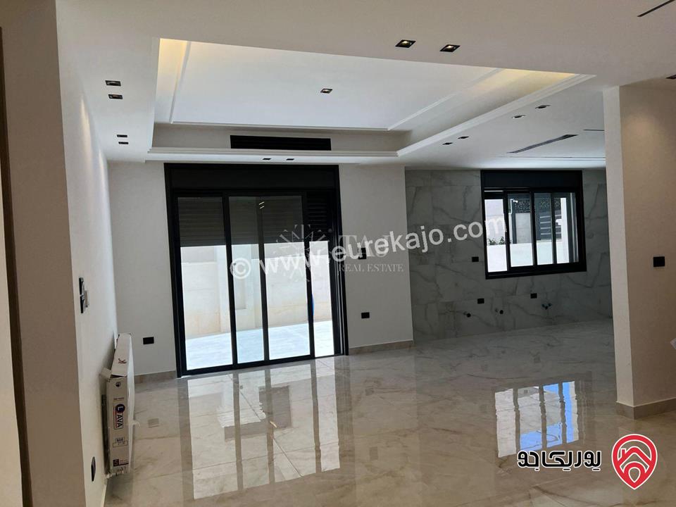 شقة فاخرة شبه أرضية مساحة 215م داخلي و 200م خارجي للبيع في عمان - رجم عميش على الشارع الرئيسي