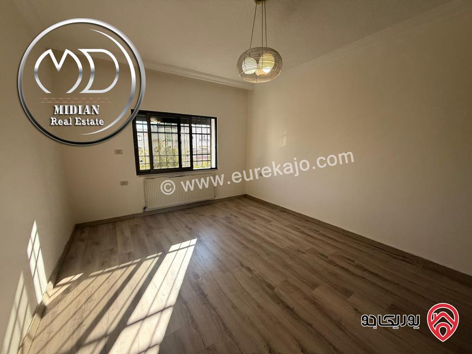 شقة ارضية للبيع في عمان - خلدا مساحة 200م مع ترس 45م تشطيبات ديكورات سوبر ديلوكس بسعر مميز جداً 