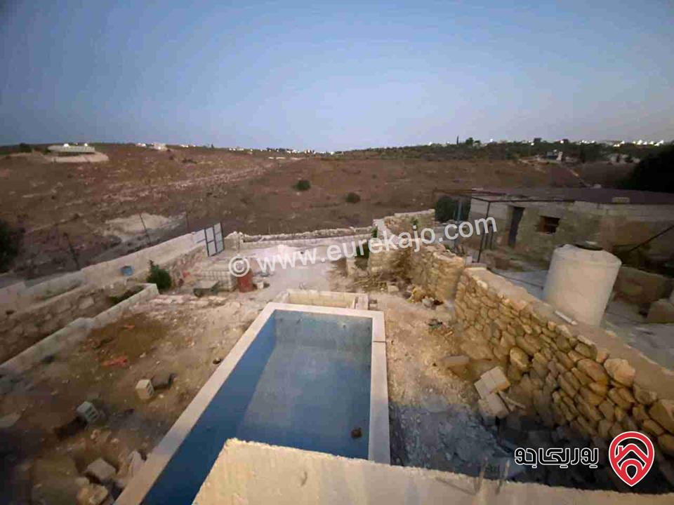 شاليه ومزرعة مساحة الأرض 900م للبيع في اربد لواء بني كنانة قرية حاتم