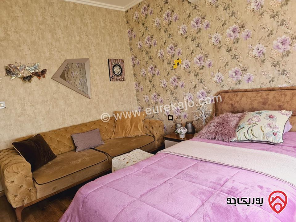 شقة سوبر ديلوكس مساحة 273م طابق أرضي مع مساحة خارجية 90م للبيع مفروشة في الجبيهة 