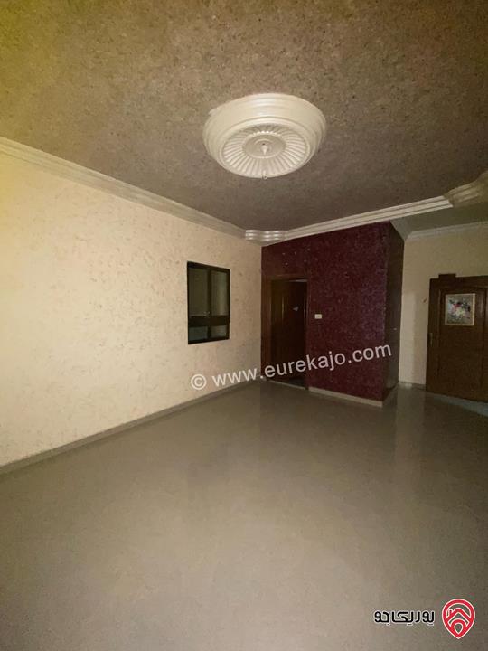 عمارة تجارية مساحة الارض 130م للبيع بمنطقة الزرقاء الغويريه مخازن على الشارع و شقه بمدخل مستقل
