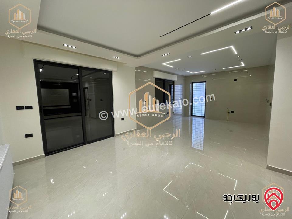 شقة فارغة أرضية مساحة 225م داخلي و 200م خارجي للايجار في عمان - الجبيهة