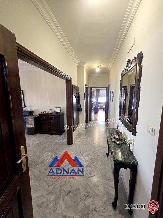 شقة فخمة طابق ثاني مساحة 222م مطلة للبيع في عمان - الرابية