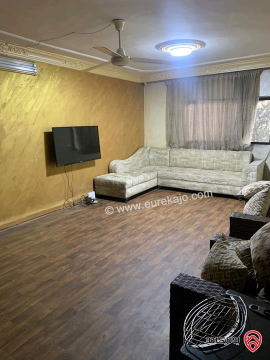 منزل مستقل ثلاث شقق بثلاث طوابق وحديقة وساحات مساحة 400م على أرض 1100م للبيع بأقل من سعر الارض في عمان - طبربور ابو عليا