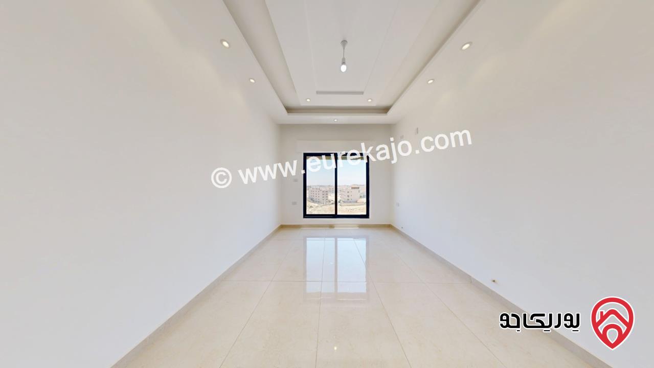 شقة طابق ثالث مع روف مساحة 160م للبيع في عمان - الجبيهة حي المنصور من المالك كاش او اقساط 