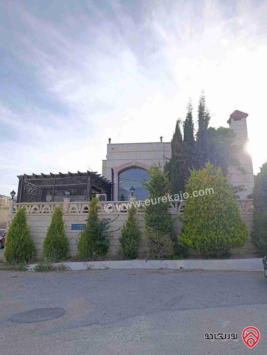 فيلا مساحة 700م على أرض 670م للبيع في عمان - الجبيهة بالقرب من اشارات المنهل والجامعة الاردنية موقع رائع 