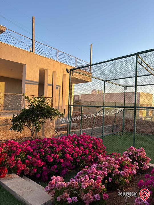 بيت ريفي ضمن كمباوند مساحة الأرض 855م والبناء 180م للبيع في جرش قرية جبة 