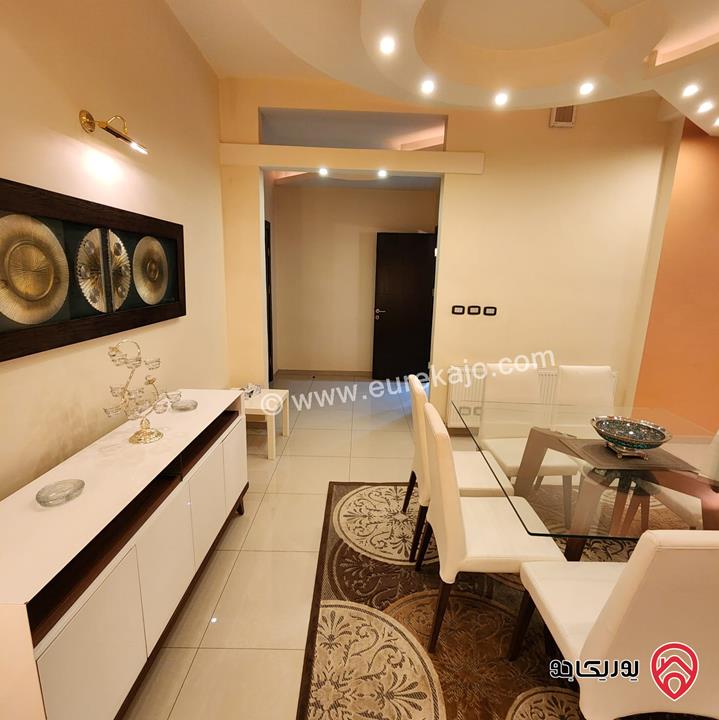 شقة فاخرة مفروشة طابق تسوية مساحة 260م للبيع في عمان - خلدا