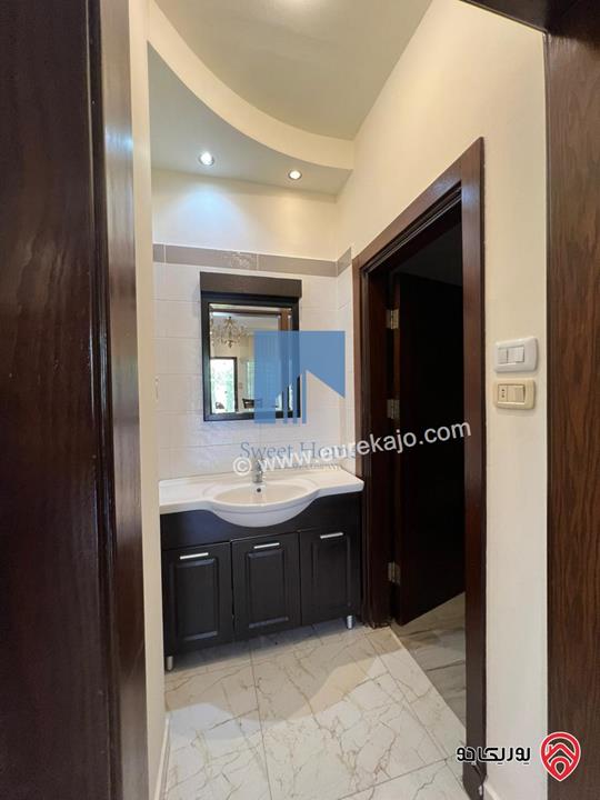 شقة أرضية مفروشة 200م مع حديقة وترسات 150م للبيع في جبل عمان 