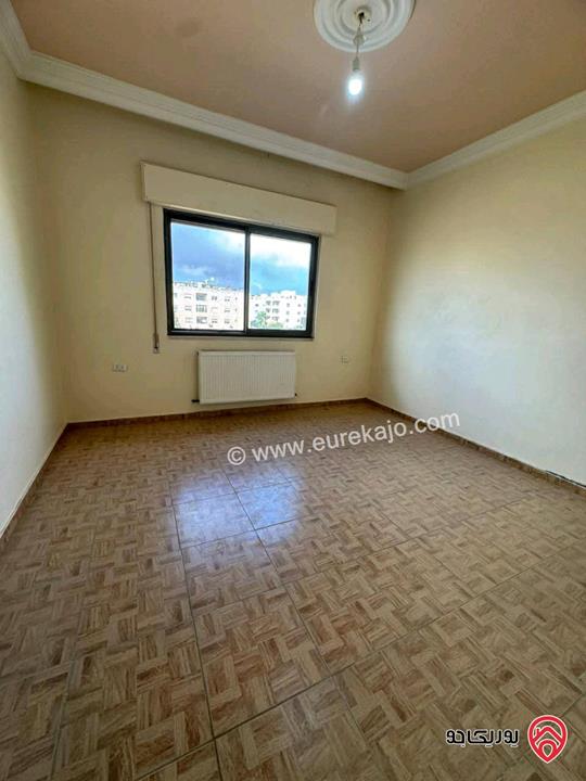 شقة فارغة طابق ثاني مساحة 220م للايجار في عمان - خلدا