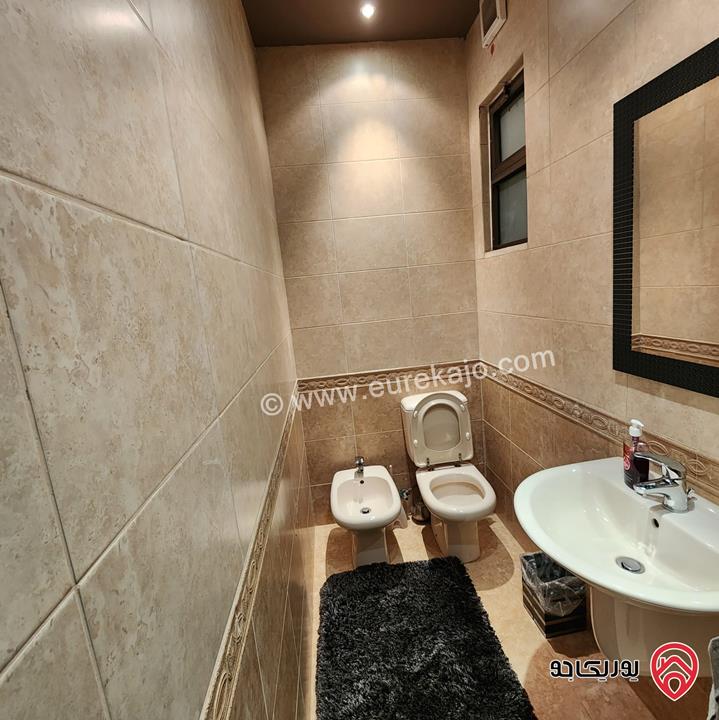 شقة فاخرة مفروشة طابق تسوية مساحة 260م للبيع في عمان - خلدا