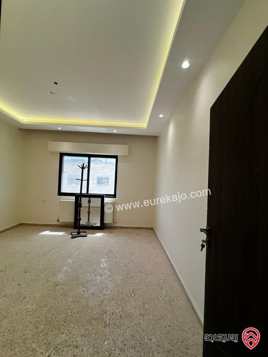 شقة سوبر ديلوكس مجددة مساحة 184م طابق ثالث للبيع في عمان - خلدا