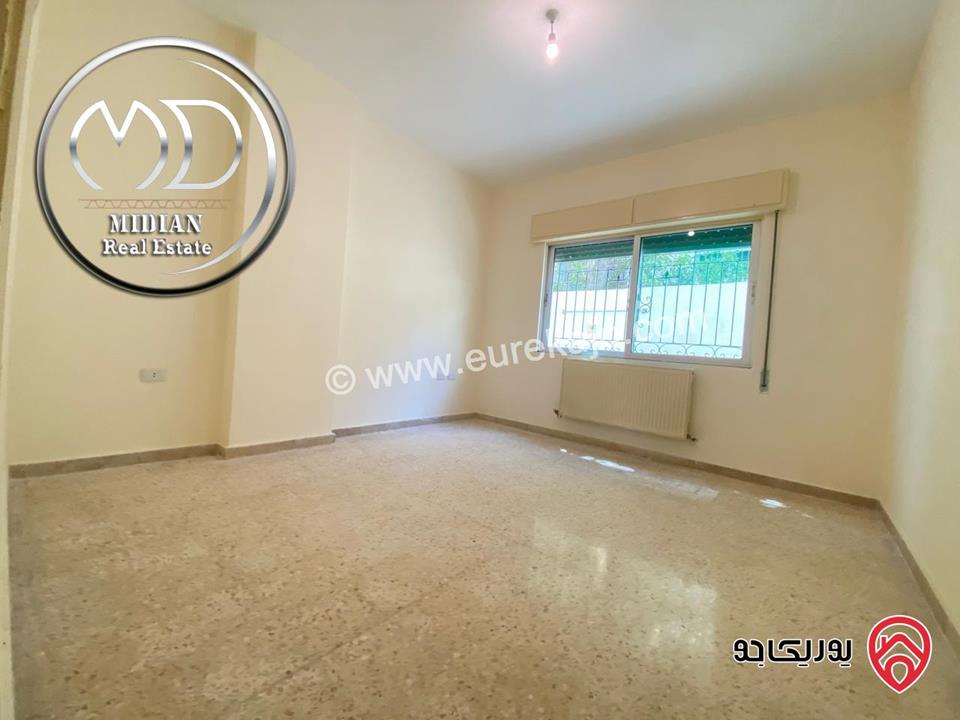 شقة ارضية للبيع في عمان - الجاردنز مساحة 170م مع ترس و حديقة 250م تشطيبات و ديكورات فاخرة بسعر مميز جداً