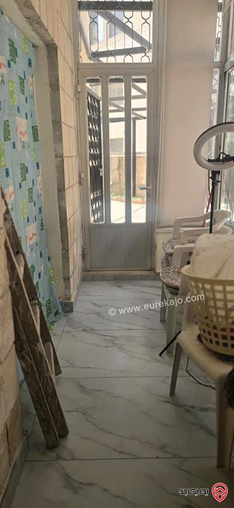 شقة ارضية مساحة قوشان 161م لكن في إضافات على البناء تقريبا 60م حديقة وتراسات 350م للبيع في عمان - الشميساني