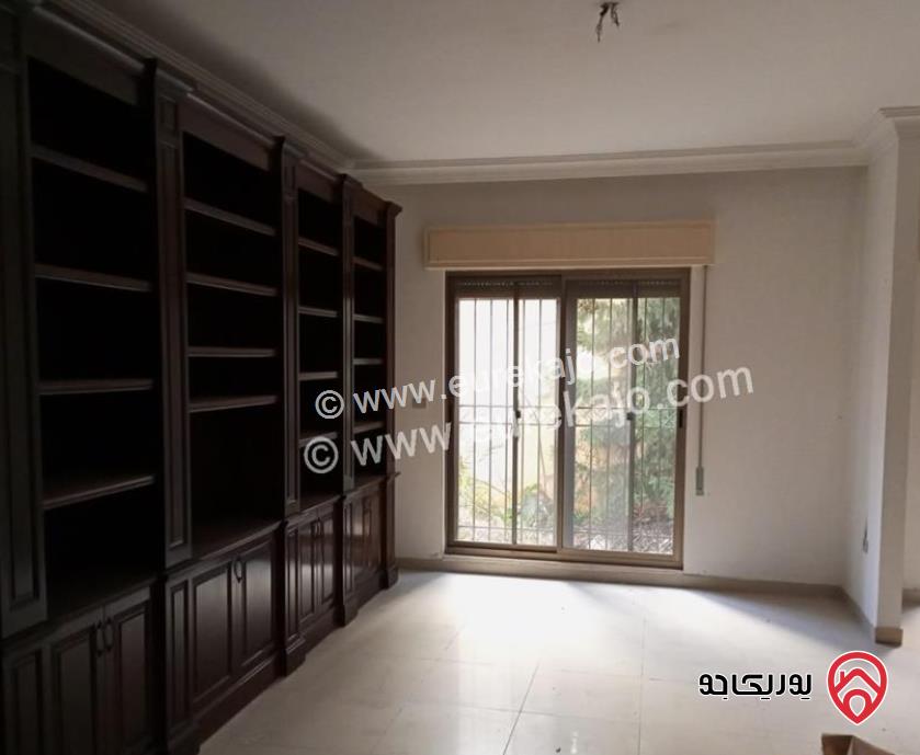 شقة طابق تسوية مساحة 221م بالاضافة الى ترس خارجي مساحة 80م للايجار في عمان - الرابية