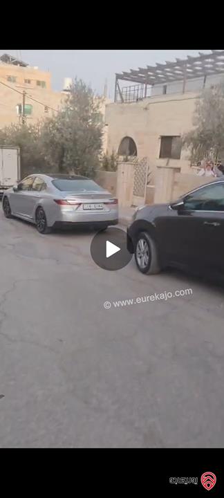 منزل مستقل على شارعين مساحة 700م على أرض 852م للبيع في الزرقاء - البتراوي 