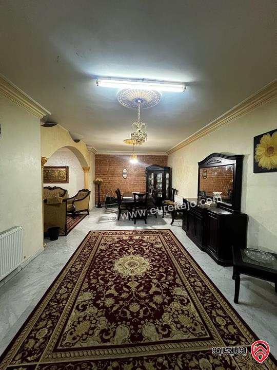 شقة شبه ارضية واسعة مساحة 194م داخلي و 150م خارجي للبيع في عمان - أم أذينة 