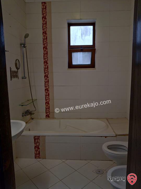 شقة أرضية مساحة 215م داخلي و 70م خارجي للبيع في عمان - عبدون