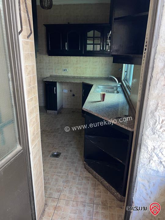 شقة شبه أرضية مساحة 100م داخلي و 100م خارجي للبيع في عمان - الجبيهة 