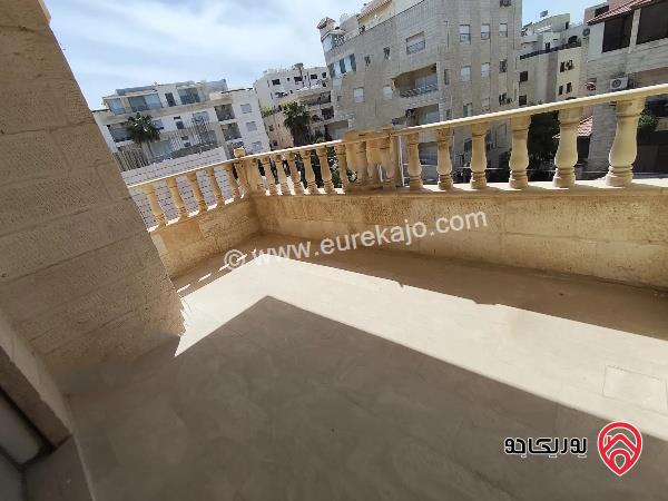 شقة طابق ثالث مع روف مساحة 341م للبيع عمان - ام اذينة مجددة بالكامل