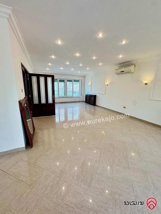 فيلا مميزة مساحة 505م على أرض 361م للبيع في عمان - دير غبار