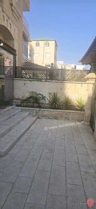 شقة أرضية مساحة 300م داخلي و 170م خارجي للبيع في عمان - ام اذينة