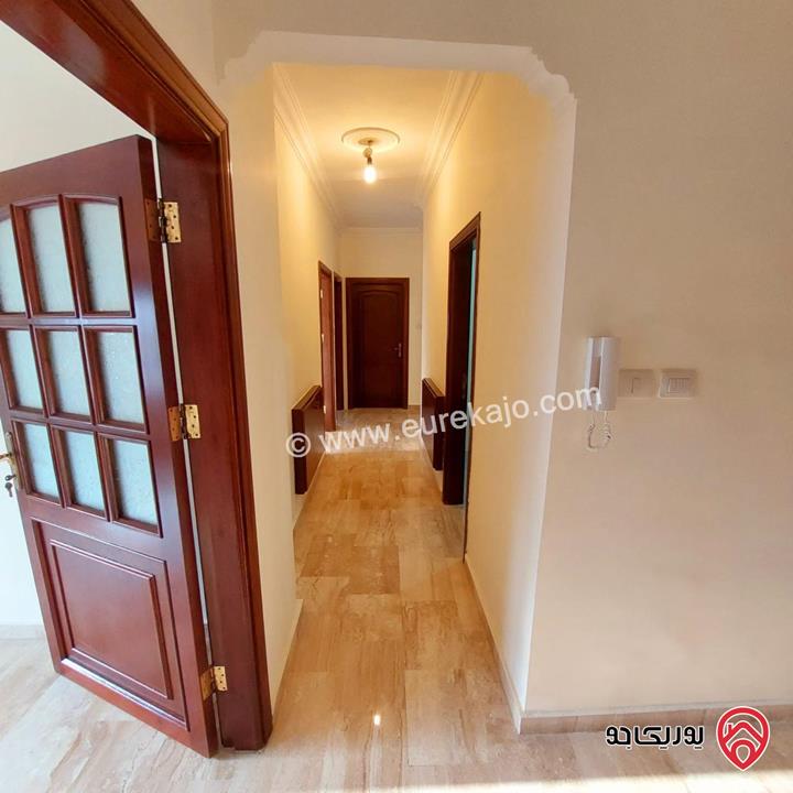 شقة طابق ثالث مع روف مساحة 200م للبيع في عمان - خلدا