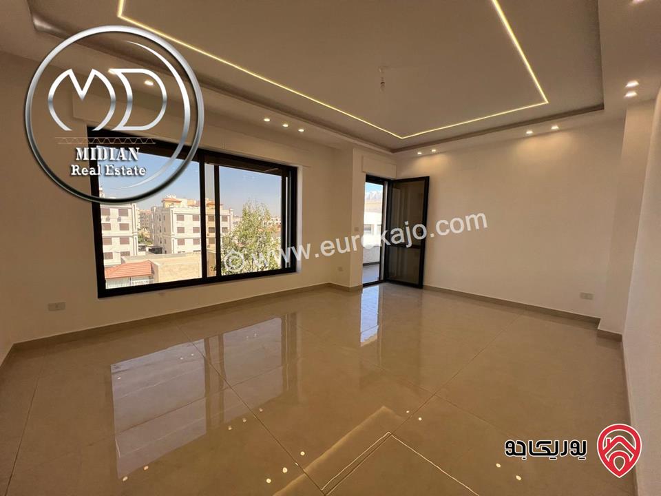 شقة ارضية جديدة للبيع في عمان - ضاحية النخيل مساحة 185م مع ترس 50م تشطيبات ديكورات فاخرة بسعر مميز