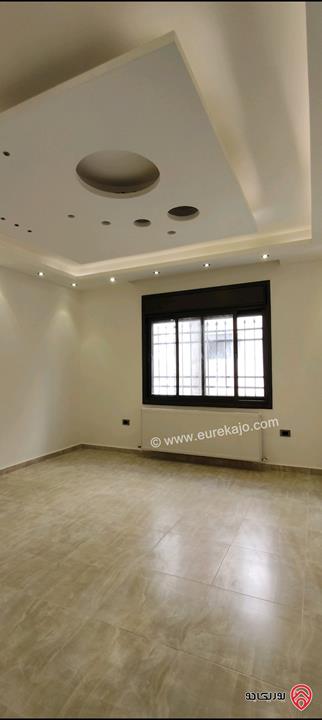 شقة أرضية مساحة 245م داخلي و 100م خارجي للبيع في عمان - ناعور