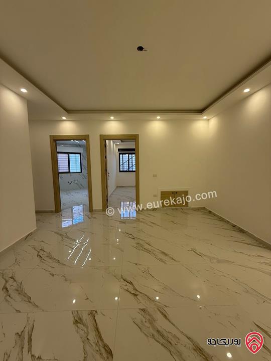 شقة للإيجار شبه ارضية مساحة 120م مع ترس 60م في عمان - ضاحية الاستقلال