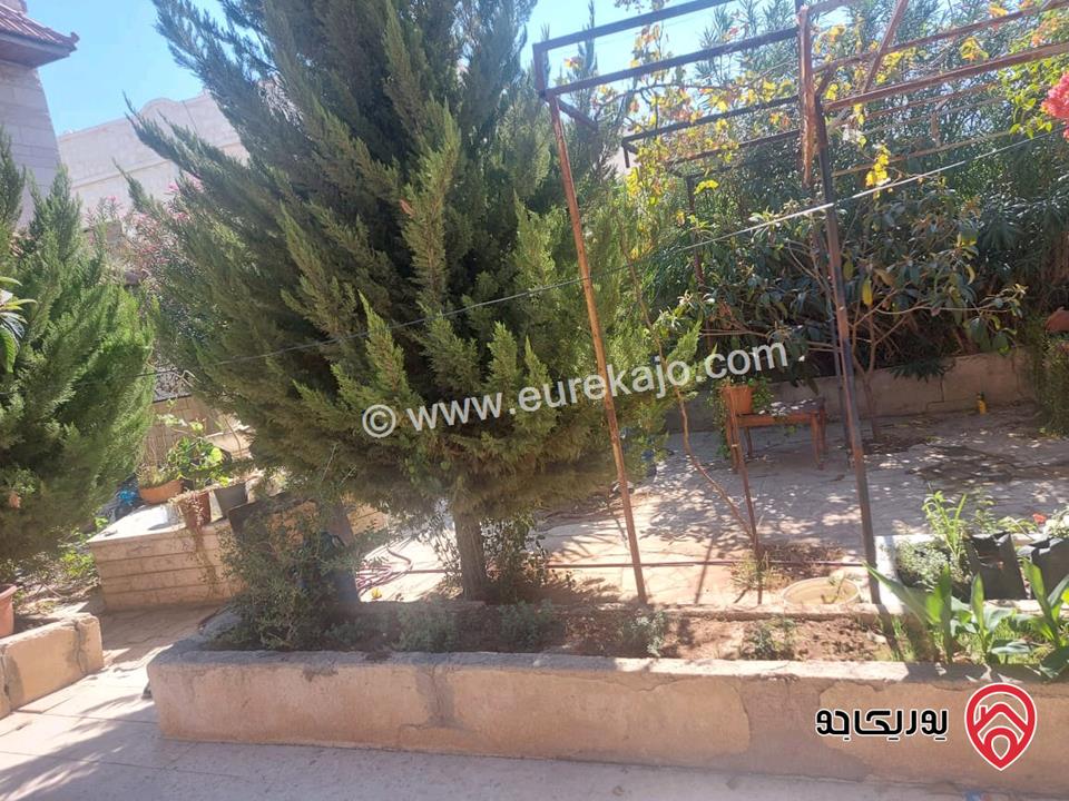 بيت مستقل مكون من 3 طوابق على أرض 740م للبيع في اربد - الحصن