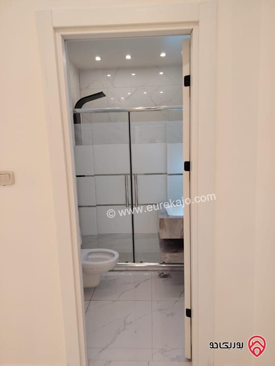 شقة جديدة ارضي مساحة 120م +70م ترس في عمان - المقابلين ش. الحرية