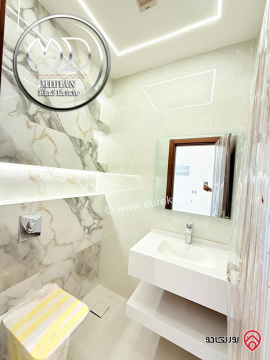 شقة ارضية للبيع في عمان - خلدا مساحة 180م مع ترس وحديقة 200م تشطيبات ديكورات عصرية فاخرة جديدة لم تسكن