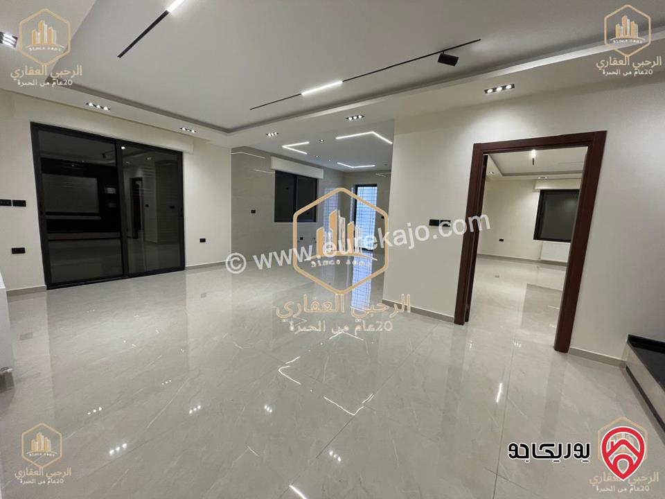 شقة فارغة أرضية مساحة 225م داخلي و 200م خارجي للايجار في عمان - الجبيهة