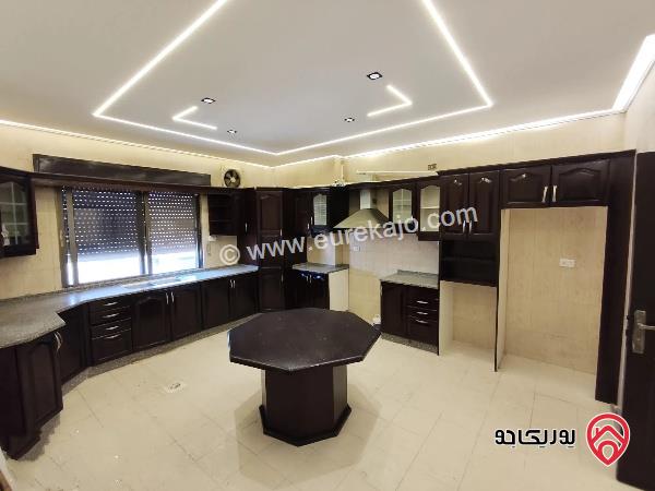 شقة طابق ثالث مع روف مساحة 341م للبيع عمان - ام اذينة مجددة بالكامل