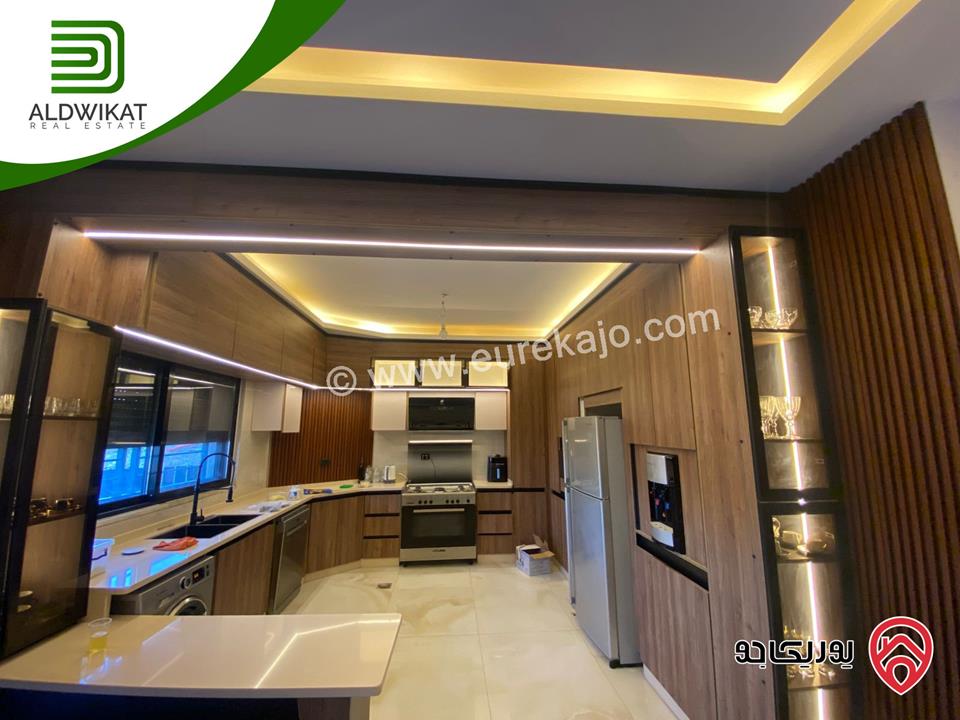 شقة مميزه للبيع في عمان - الجبيهة شبه ارضي اطلالة بانوراما على مطل الجبيهه مساحة البناء 192م ومساحة الترس 25م بلكونه 30م