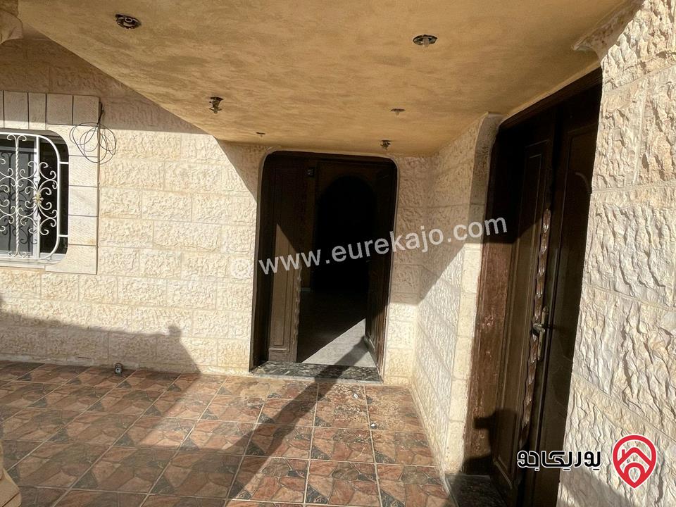 بيت مساحة 200م على ارض 561م للبيع في الزرقاء - منطقة شومر حي جبر 